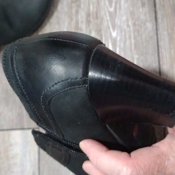 Clarks Artisan black leather zip ankle boots. Size 8. Mint condition - Picture 6 of 12